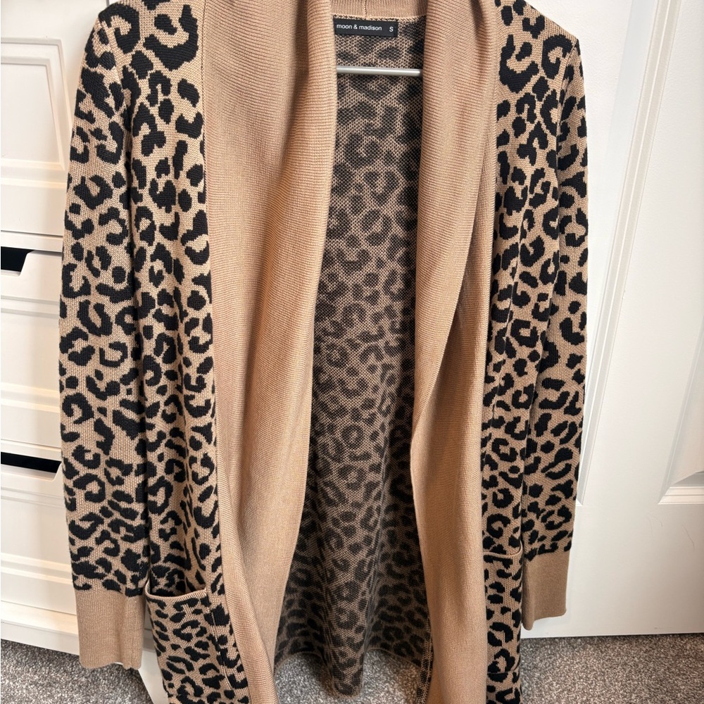 Moon & Madison Tan and Black Patterned Cardigan